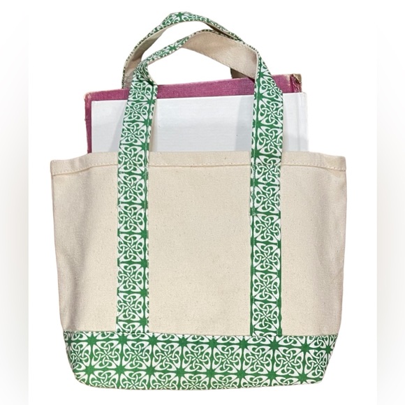 Lot Of 4 Children’s Books With Mini Tote - Picture 2 of 8